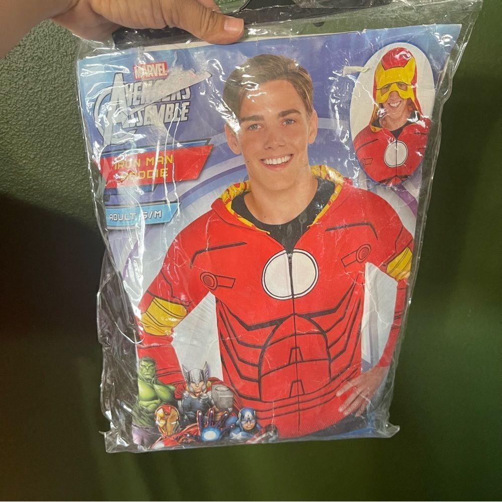 marvel iron man sweater size small-medium